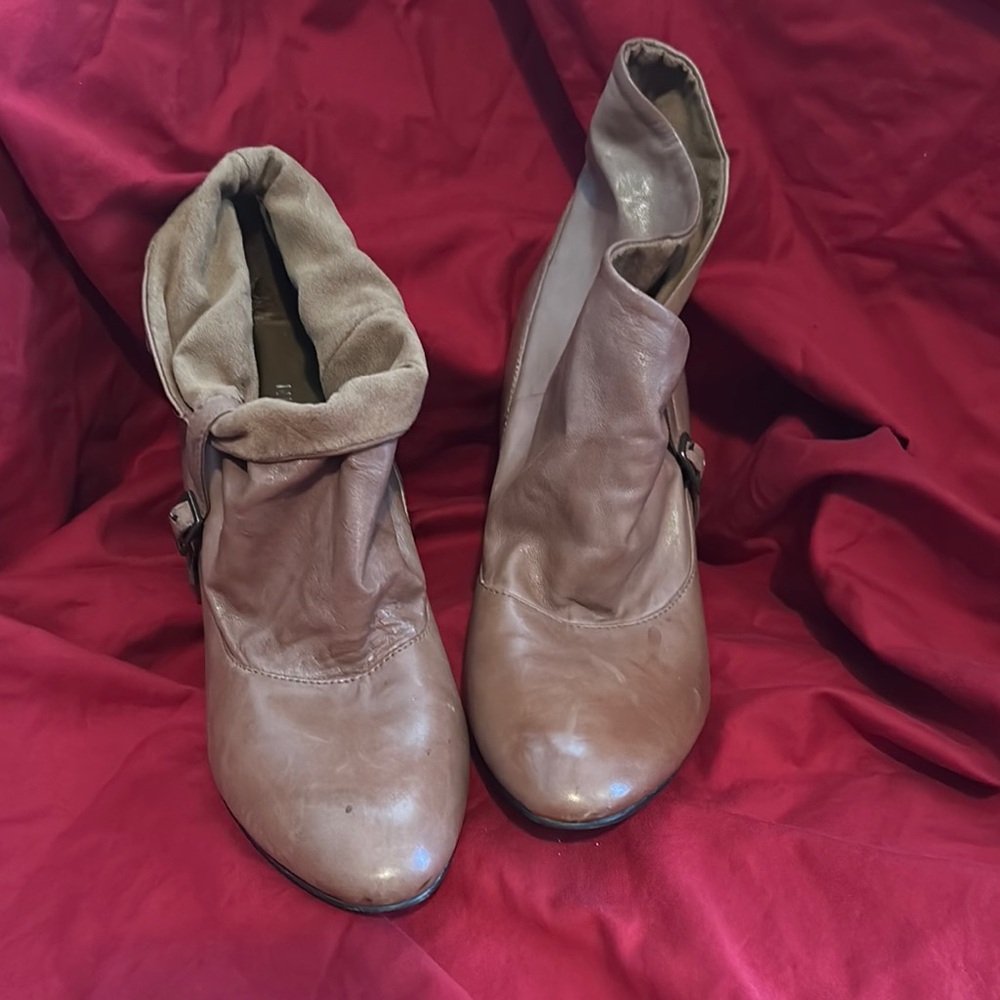 Vintage Nine West Tan Leather Ankle Booties with Strap Closure